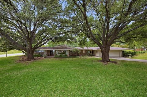 Photo of 3601 Encanto Dr, Fort Worth, TX 76109 (MLS # 21246338)