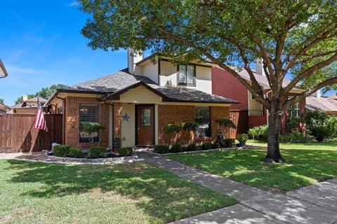 Photo of 2920 Peninsula Way, Carrollton, TX 75007 (MLS # 21336433)