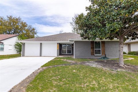 Photo of 1002 N Lindale Lane, Richardson, TX 75080 (MLS # 21211004)