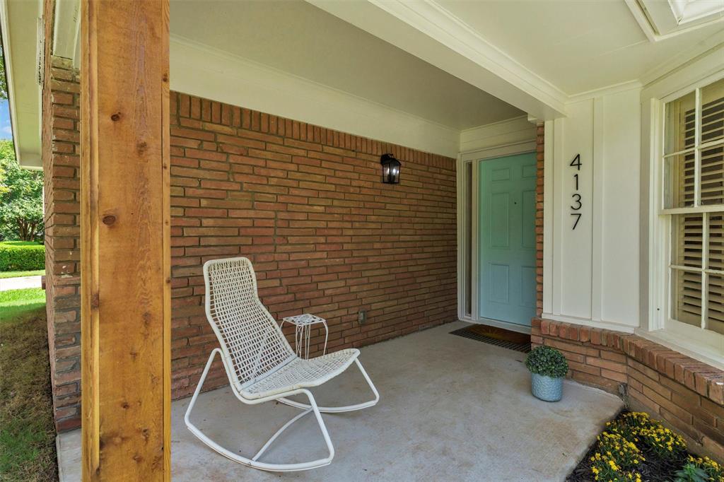 4137 Selkirk Drive W