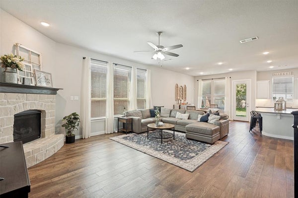 917 MEADOWS DR, ARGYLE, TX 76226 - Image e2e265b0ebec27deceaa527a5ef510c1/1884176334