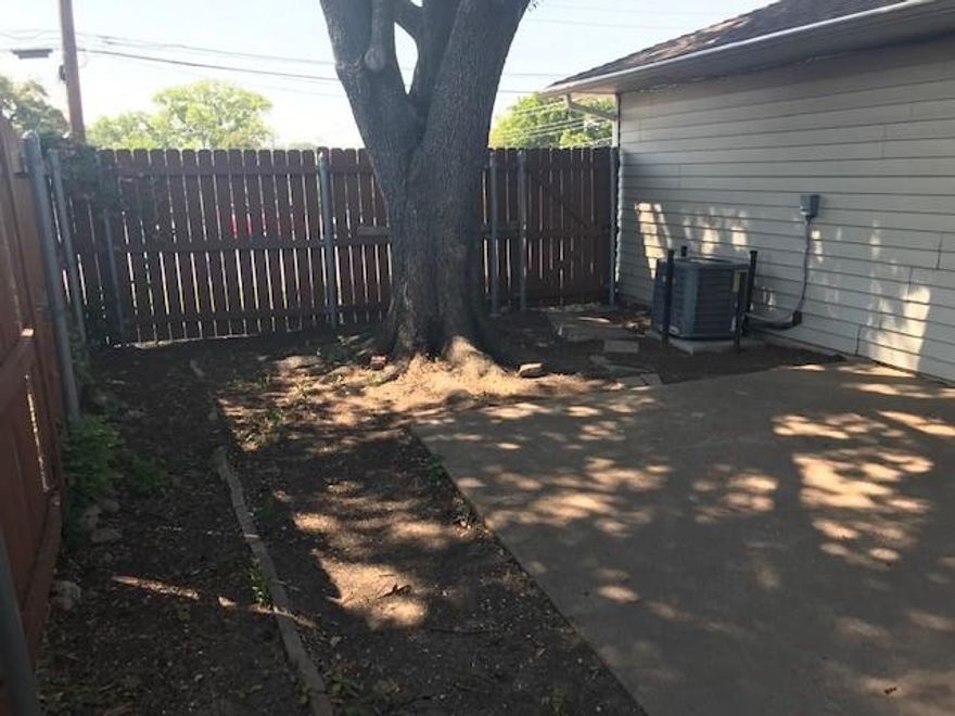 Beautiful refurbished duplex with quick access to Hwy 67! Recent updates include granite counter-tops, ceramic tile, carpet, plumbing fixtures, HWH, central heating-air, & wood privacy fencing! No Pets.