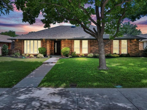 Photo of 2303 Stone Glen Lane, Carrollton, TX 75007 (MLS # 21306591)