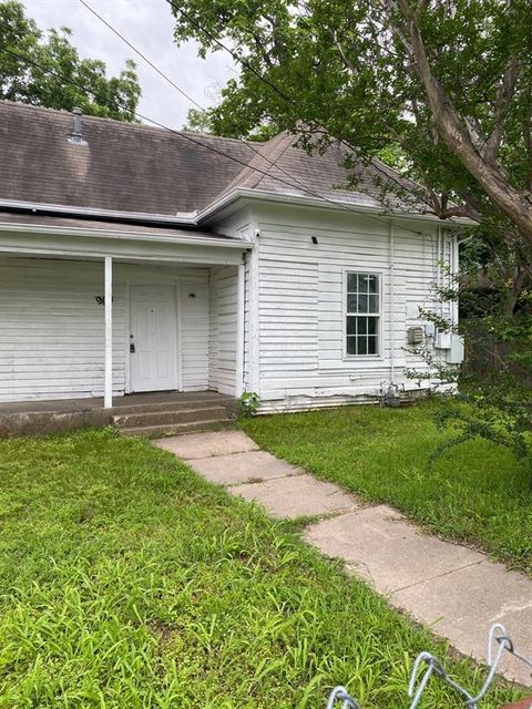 Photo of 904 E College Street, Terrell, TX 75160 (MLS # 21263177)