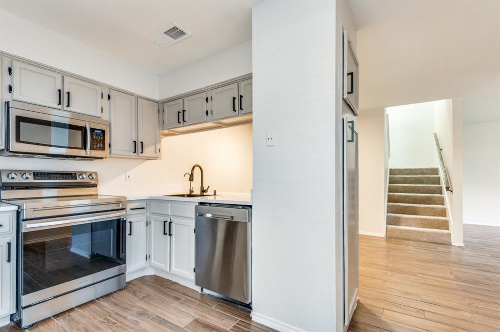 Wellington Place I Condos - Residential