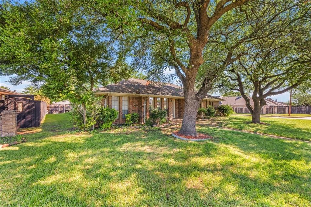2301 Claridge Circle