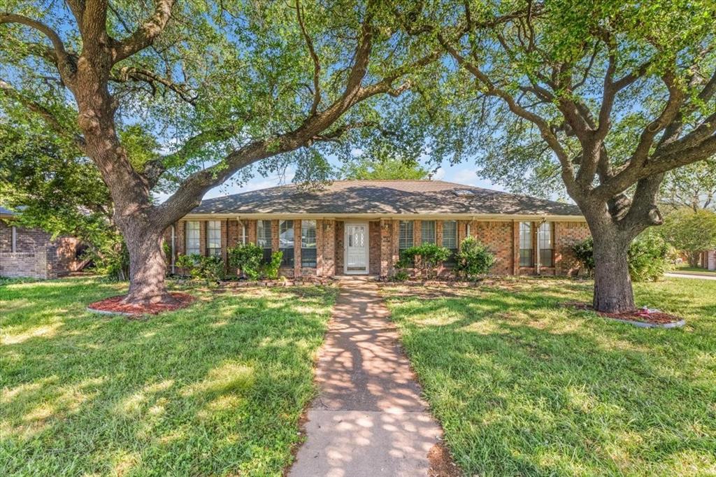 2301 Claridge Circle