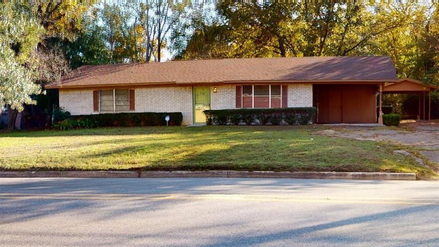 CONVENIENT LOCATION IN THIS CUTE 2 BEDROOM 1 BATH 2 CAR PARKING OR BOAT OR RV. ADD YOUR SPECIAL TOUCHES TO THIS CUTE HOME. VERY PRETTYYARD THAT HAS A COUNTRY FEEL BUT SO CLOSE TO TOWN. 1 CAR CARPORT WITH EXTRA PARKING FOR BOAT, RV OR EXTRA VEHICLE. SO MUCH POTENTIAL!