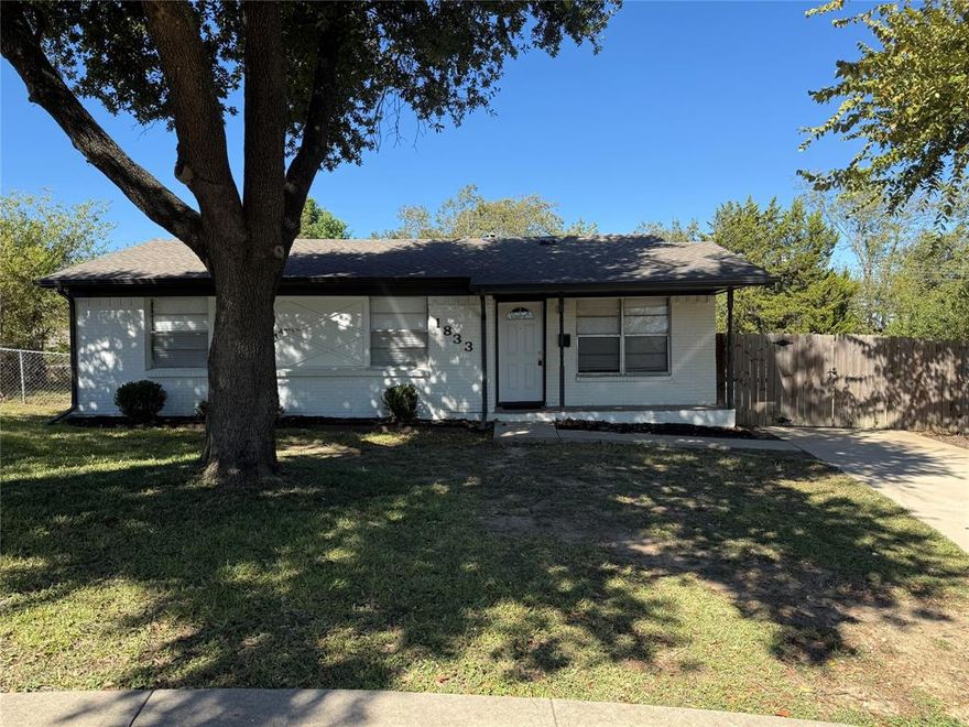 Charming 3-Bedroom Home for Rent in Mesquite, TX Modern Updates & Great Location
Welcome to this beautifully updated 3-bedroom, 1-bathroom home in Mesquite. Offering the perfect mix of comfort and style, this property features fresh interior paint, stunning flooring throughout, and an updated AC system for year-round comfort.
The modern kitchen with spacious countertops is ideal for cooking and entertaining, while the open living room provides a warm and inviting space for family gatherings. Step outside to enjoy a fenced backyard, perfect for pets, play, or weekend barbecues.
Located in a desirable Mesquite neighborhood, this home combines convenience with charm close to shopping, dining, schools, and major highways for an easy commute.
If you're searching for a move-in ready home in Mesquite with modern upgrades and timeless appeal, this property is the perfect retreat.