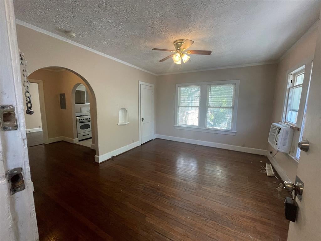 Photo of 5906 Oram Street #7, Dallas, TX 75206 (MLS # 21375124)