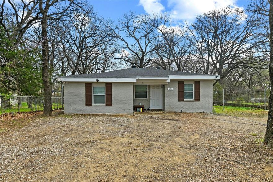 4.75% Assumable FHA with Roam! Located in Kennedale, this property at 508 N Dick Price Rd, TX 76060 offers a convenient setting with easy access to major
roadways, local schools, shopping, and dining. Situated on a spacious lot, the home provides ample outdoor space with
flexibility for future use or improvements. Its location combines a quiet residential feel with close proximity to Arlington, Fort
Worth, and surrounding areas, making it a practical option for buyers seeking accessibility and potential in a growing
community.