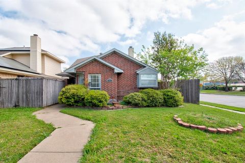 Photo of 201 Teakwood Lane, Lewisville, TX 75067 (MLS # 21218275)