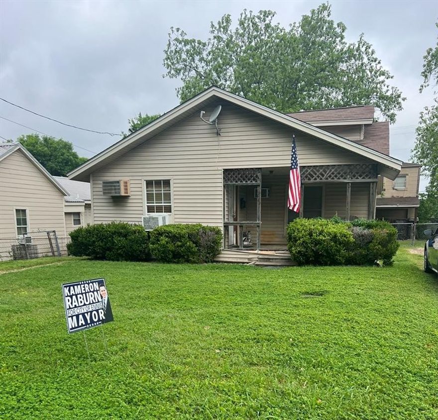 The primary home is a 3 bedroom, 1 bath. 
There is also a 1 bedroom loft style living space above the garage (includes a living area, kitchen, bathroom, bedroom)
SQUARE FOOTAGE DOES NOT INCLUDE THE ADDITIONAL 1 BEDROOM APT ABOVE GARAGE

SQUARE FOOTAGE TO BE VERIFIED BY BUYER'S AGENT