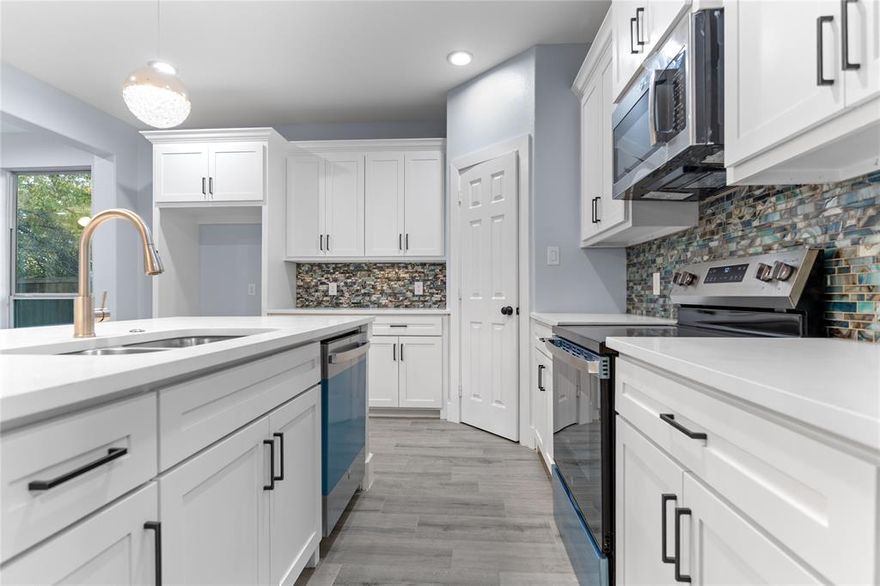 Be the first to live in this beautifully built 3-bedroom, 2-bath home offering modern comfort and small-town charm. Step inside to find an open-concept floor plan filled with natural light, featuring a spacious living area that flows seamlessly into the kitchen and dining space. The kitchen includes granite countertops, stainless steel appliances, and a large island — perfect for meal prep and entertaining.
The primary suite offers a private retreat with a walk-in closet and an elegant en-suite bath featuring dual vanities and a walk-in shower. Two additional bedrooms share a full bath, providing plenty of space for family, guests, or a home office.
Enjoy your mornings or evenings on the covered patio overlooking the backyard — ideal for relaxing or grilling. Additional highlights include energy-efficient features, a two-car garage, and laundry hookups.
Located just minutes from downtown Bonham, shopping, dining, schools, and the new Bois d’Arc Lake, this home blends modern living with a peaceful community setting.