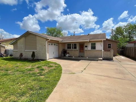 Photo of 904 Miranda Drive, Mesquite, TX 75149 (MLS # 21176981)