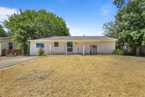 Photo of 821 Ronald Street, White Settlement, TX 76108 (MLS # 21195377)