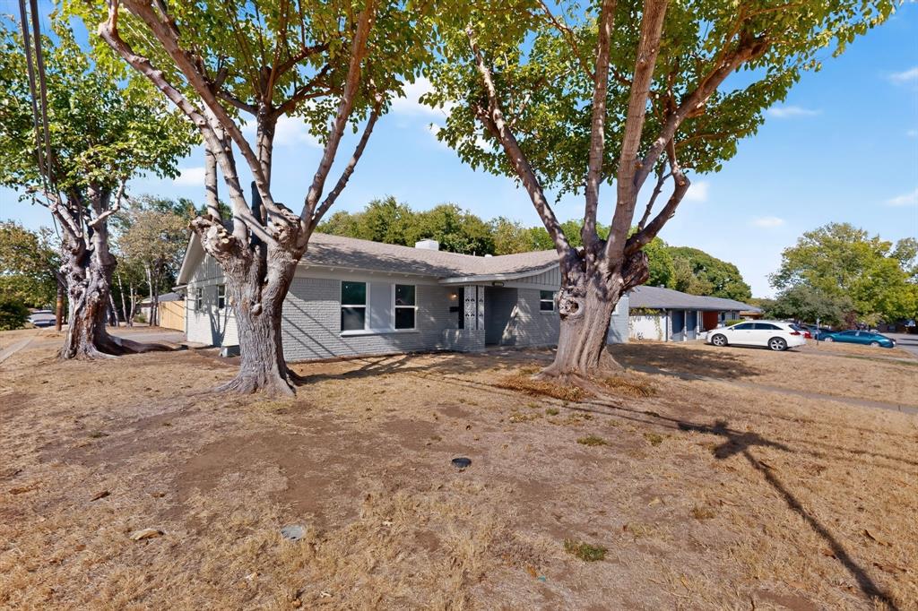 Photo of 4801 Hollowbrook Road, Fort Worth, TX 76103 (MLS # 21392786)