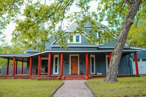 Photo of 301 E Santa Fe Street, Farmersville, TX 75442 (MLS # 21248538)