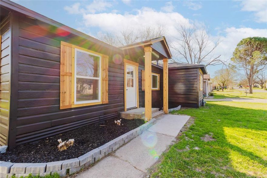 Charming 3 bedroom 2 bath, FULLY REMODELED AND READY TO GO!!  From the moment you walk in, you are greeted with a wonderful modern eat in kitchen and adequate dining space. Both bathrooms are fully remodeled and have a beautiful shower. HUGE shed in the back with electric already hooked up! This house is a MUST SEE for the price!