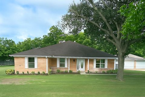 Photo of 224 Lake By Drive, Seven Points, TX 75143 (MLS # 21126884)