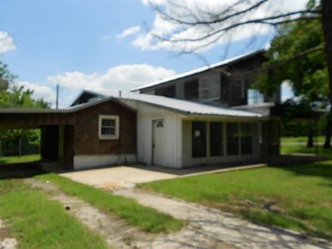Photo of 401 Vista Oaks, West Tawakoni, TX 75474 (MLS # 21264410)