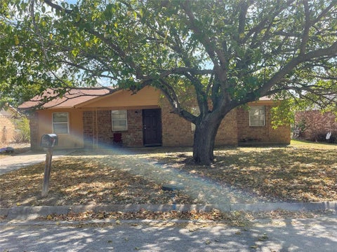 Photo of 1818 Arkansas Street, Gainesville, TX 76240 (MLS # 21312136)