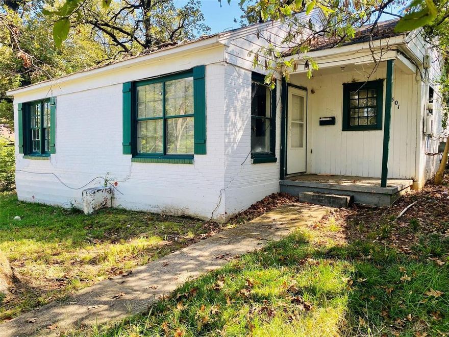 REDUCED! Rental property for sale! Just a little TLC needed on this one to make it rent ready. Was rented for $600 a month. Could rent for more! Check into this one to buy for a rental property or add it to your existing portfolio! Call for more details.