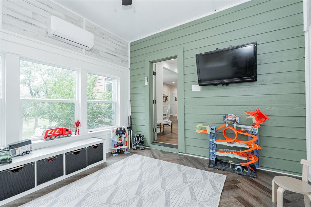 Emerald Sound At Lake Lewisvil - Residential