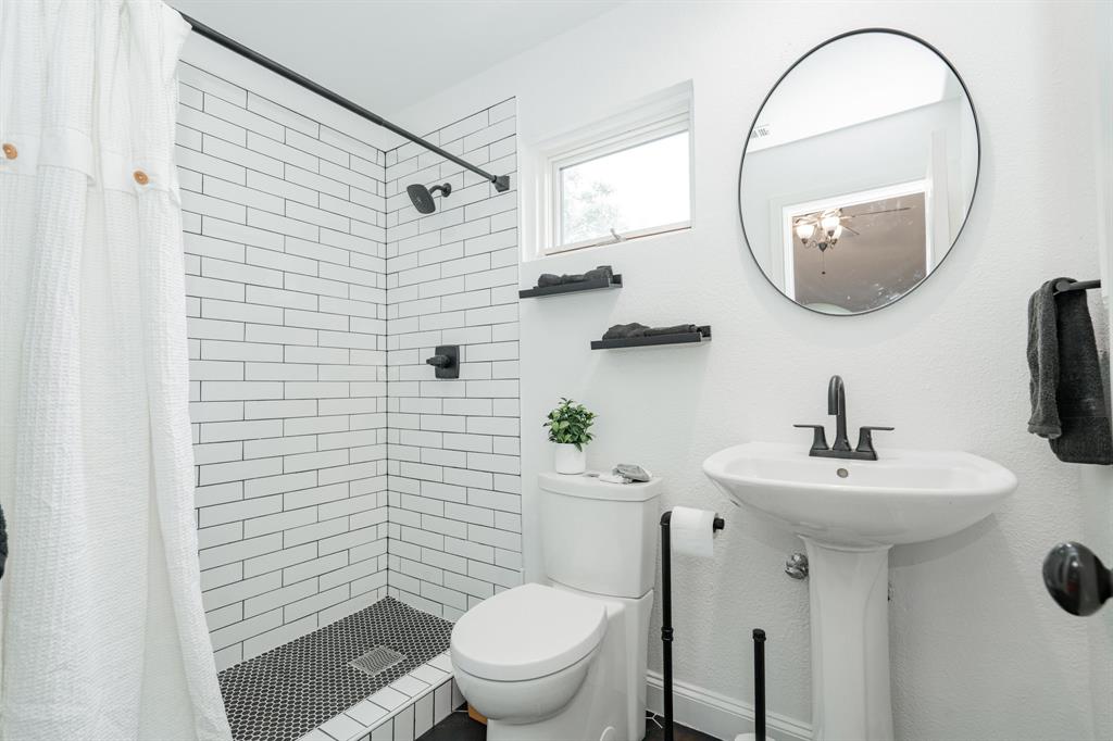 Emerald Sound At Lake Lewisvil - Residential