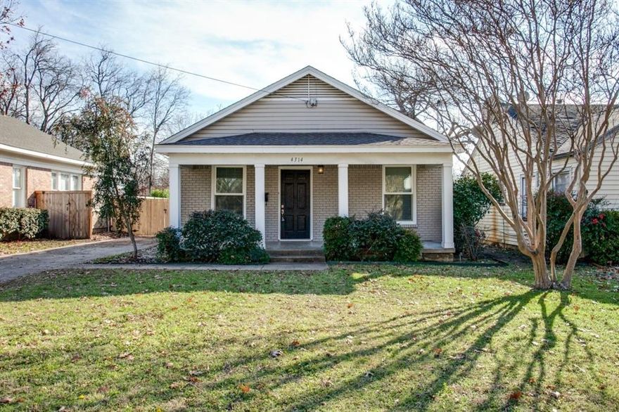 Charming cottage in highly desirable location. 9' ceilings, wood floors throughout.  Updated baths, kitchens, windows, HVAC, plumbing, and more.  Includes refrigerator, washer, dryer.  

Owner is a licensed Realtor in Texas.