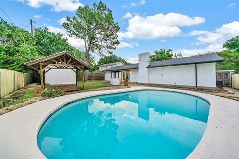 Photo of 817 Savannah Way, Bedford, TX 76022 (MLS # 21242569)