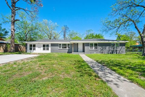 Photo of 815 Lydia Ave, Stephenville, TX 76401 (MLS # 21239019)