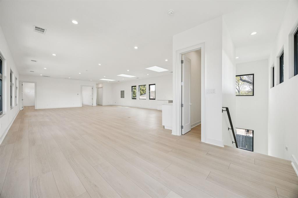 Dallas Land and Loan 03 - Commercial Sale