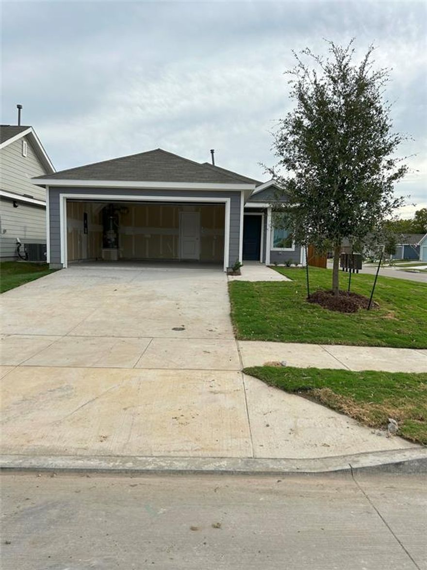 FIRST TIME TO LEASE Beautiful 1 story home  in PRESERVE AT HONEY CREEK community with 3 beds, 2.0 Baths,  Family room and attached 2 car garage. Large kitchen open floor plan to family room. Master bedroom suite and two secondary bedrooms with bath between are split from the master for privacy. This beautifully planned community features a children's playground, picnic area, plus, you'll enjoy the paved and lighted walking trails throughout the community. The home is zoned for great Mckinney ISD.Close to Highway I75 and SH 121. Refridgerator, Washer and dryer provided.