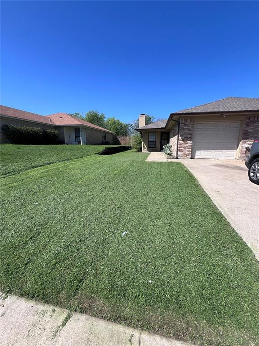 Two bedroom, two bath duplex unit for lease. Unit has one car garage, fenced back yard, full size washer and dryer connections. Wood looking vinyl flooring through out.