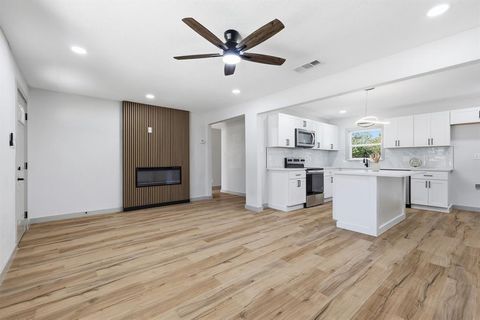 Photo of 1217 Sunnyvale Drive, Arlington, TX 76010 (MLS # 21100828) Photo of 1217 Sunnyvale Drive, Arlington, TX 76010 (MLS # 21100828)