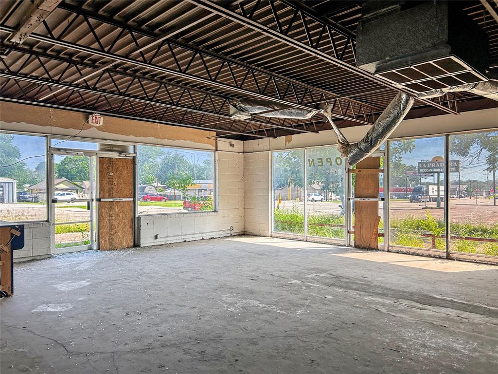 Corsicana - Commercial Sale