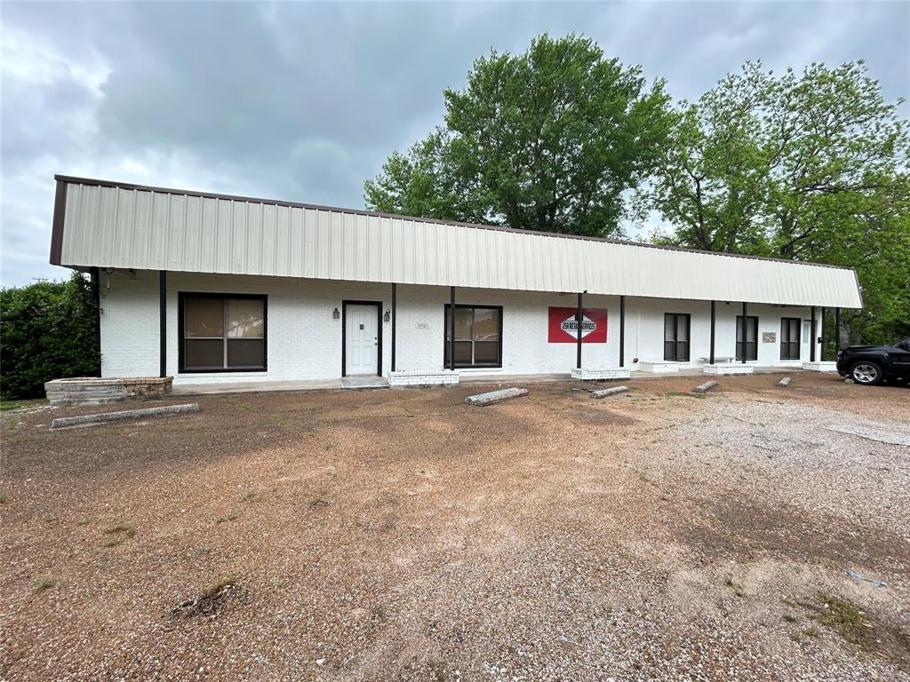 Photo 1 of 19 — 1021 Park Street, Commerce, TX 75428