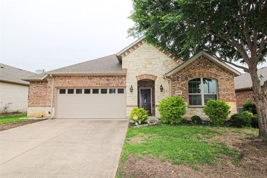 Welcome to this beautifully maintained 3-bedroom, 2-bathroom home offering 2,028 sq ft of comfortable living in one of Arlington’s most sought-after quiet neighborhoods. Built in 2014, this move-in ready gem combines modern construction with everyday convenience. Nestled at the end of a peaceful cul-de-sac, you’ll enjoy minimal traffic and a true sense of community. Step inside to find a thoughtfully designed layout featuring gas appliances — perfect for the home chef. With two full bathrooms and generous living space, there’s room for everyone to spread out and feel at home.
A short stroll brings you to the community pool and park — ideal for weekends with family and friends. And with the highly regarded Mansfield ISD serving the home, you get the best of both worlds: an Arlington address with top-tier schools.
