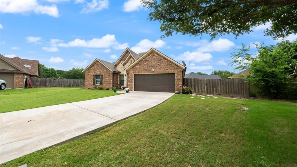 Photo of 1401 Ridgebriar Drive, Kaufman, TX 75142 (MLS # 21279980)