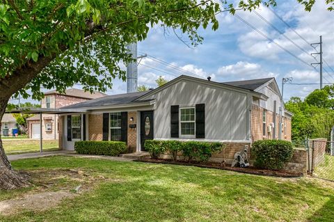 Photo of 502 Davidson Drive, Garland, TX 75040 (MLS # 21234890)