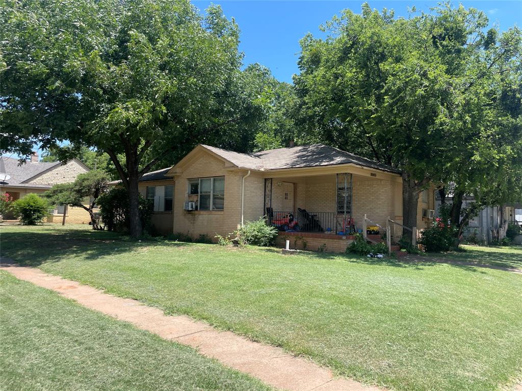 715 Baylor Street