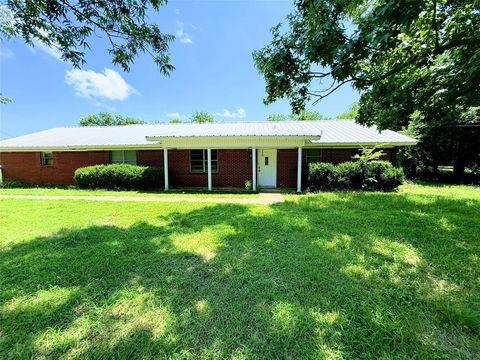 812 N Tyus Street Groesbeck TX 76642