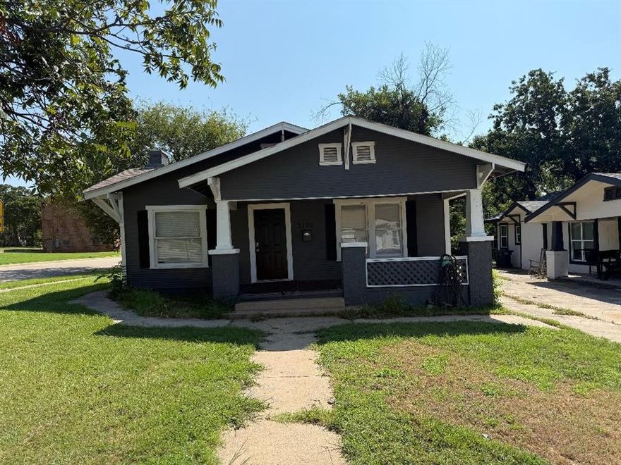Handyman Special, agents call your investors for this bargain. House sits on corner lot across the street from new
Middle School in Historic Handley neighborhood. Some remodeling has been done, but still has work to be done.