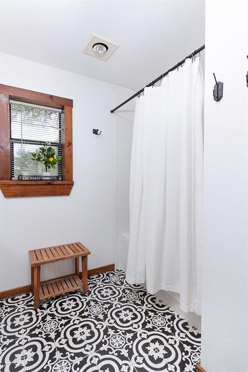 17 LIVE OAK HILLS - Residential