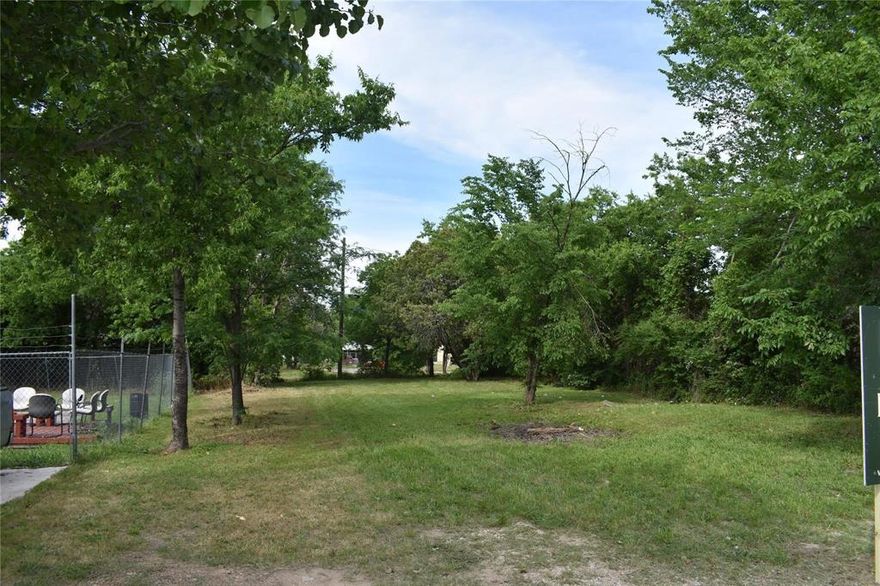 Commercial Lot Zoned E - Neighborhood Commercial. Seller has survey! There is previous water and sewer history for
this lot. 15 minutes from The Stockyards & 5 minutes from Magnolia district.