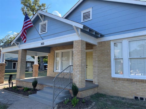 Photo of 300 S Prairieville Street, Athens, TX 75751 (MLS # 21388845)