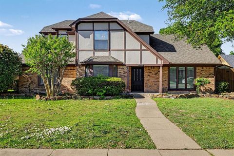 Photo of 1020 Oxfordshire Drive, Carrollton, TX 75007 (MLS # 21257430)