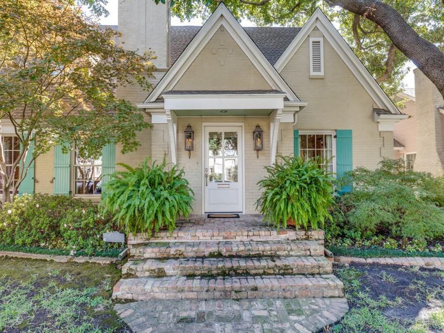 GORGEOUS BLOCK! GORGEOUS HOME!
Amazing 4 bedroom home on one of the most sought after blocks in University Park! The first floor is graced with formal living & dining room, fabulous study, huge family room & amazing chef's kitchen with WOLF ovens, sub-zero refrigerator & Beautiful breakfast room overlooking the screen-in porch & incredible backyard! Charming is the BEST word to describe this Beautiful home filled with so many amazing details. Wonderful utility room downstairs. Upstairs the primary suite has  an amazing closet & the perfect bath. There are 4 bedrooms & 3 baths upstairs. A TRULY MUST SEE!