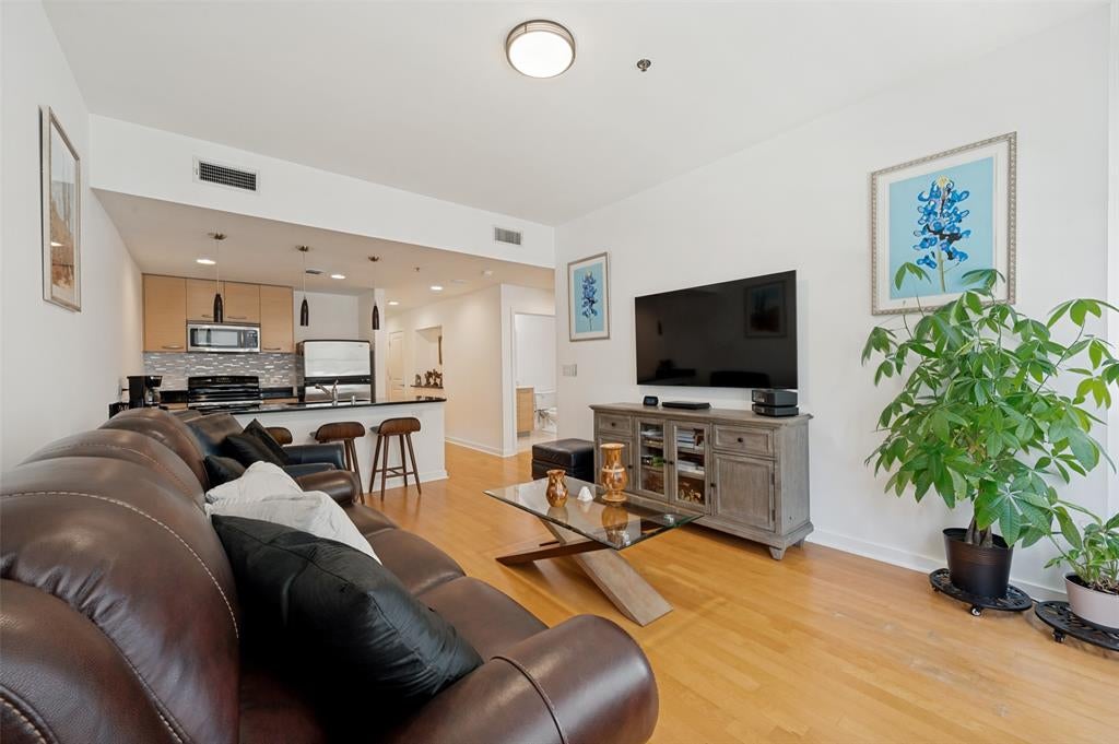 1200 Main Street 1207
